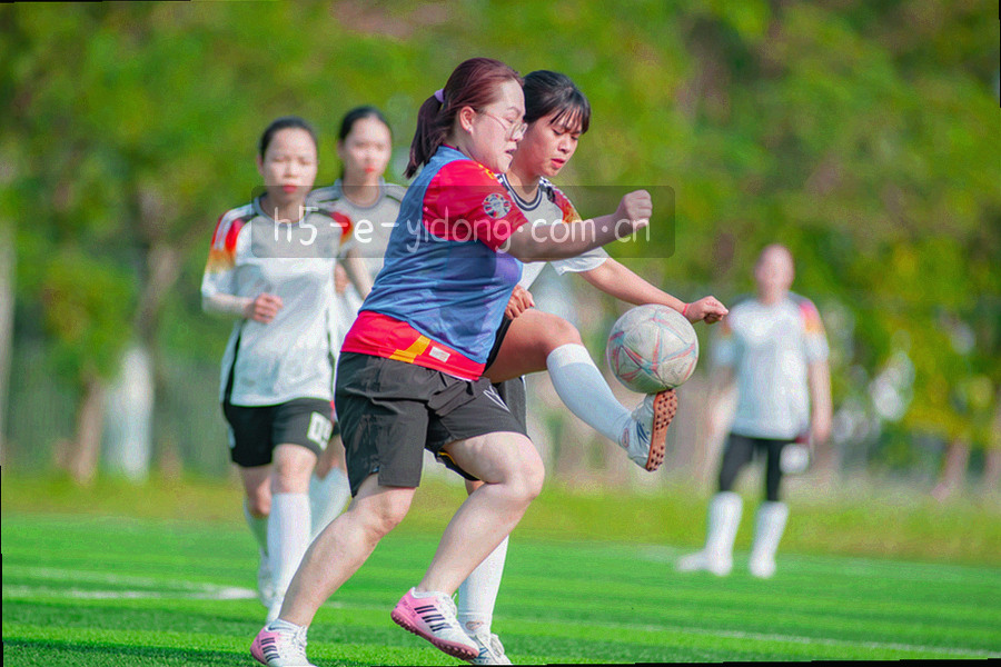 桌面上摊开的场馆平面图、便签与笔，俯拍视角，画面内无人物面孔